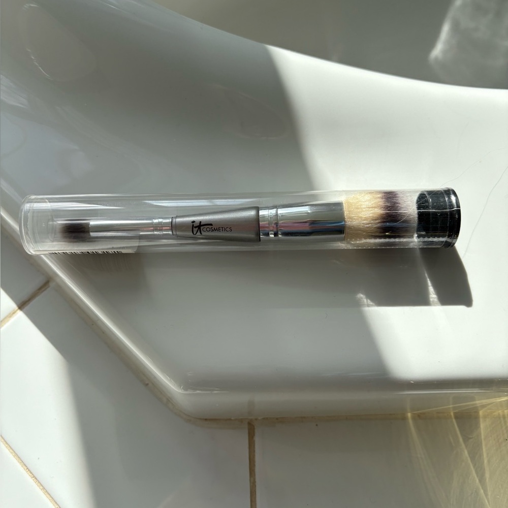 It Cosmetics Heavenly Luxe Complexion Perfection Dual Ended Brush - Picture 4 of 8